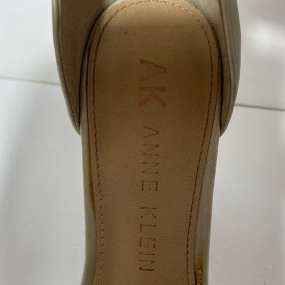 Ann Klein Pearl Accent Clear Toe Champagne Heels - Picture 8 of 11